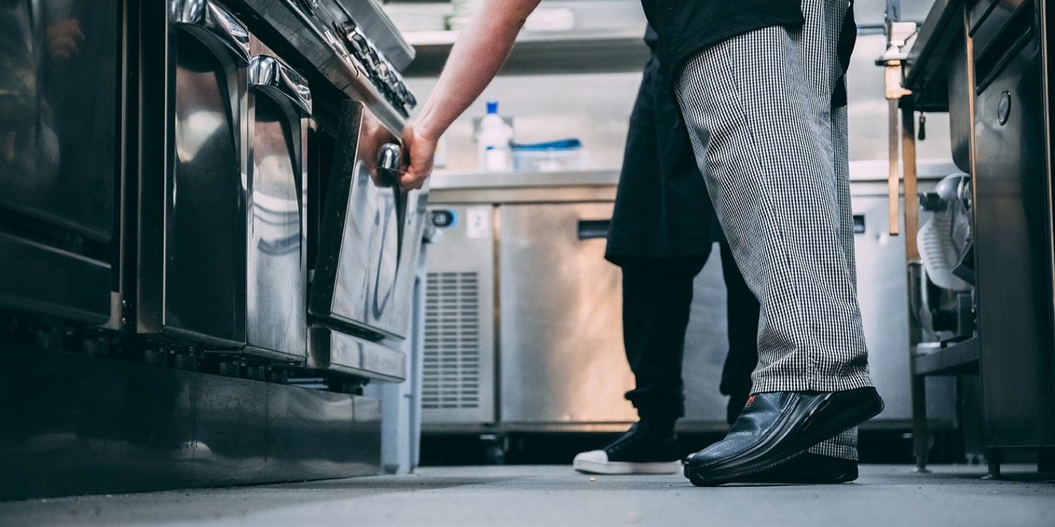 10 Best Kitchen Shoes for Chefs of 2024 [ Review & Buyer's Guide]